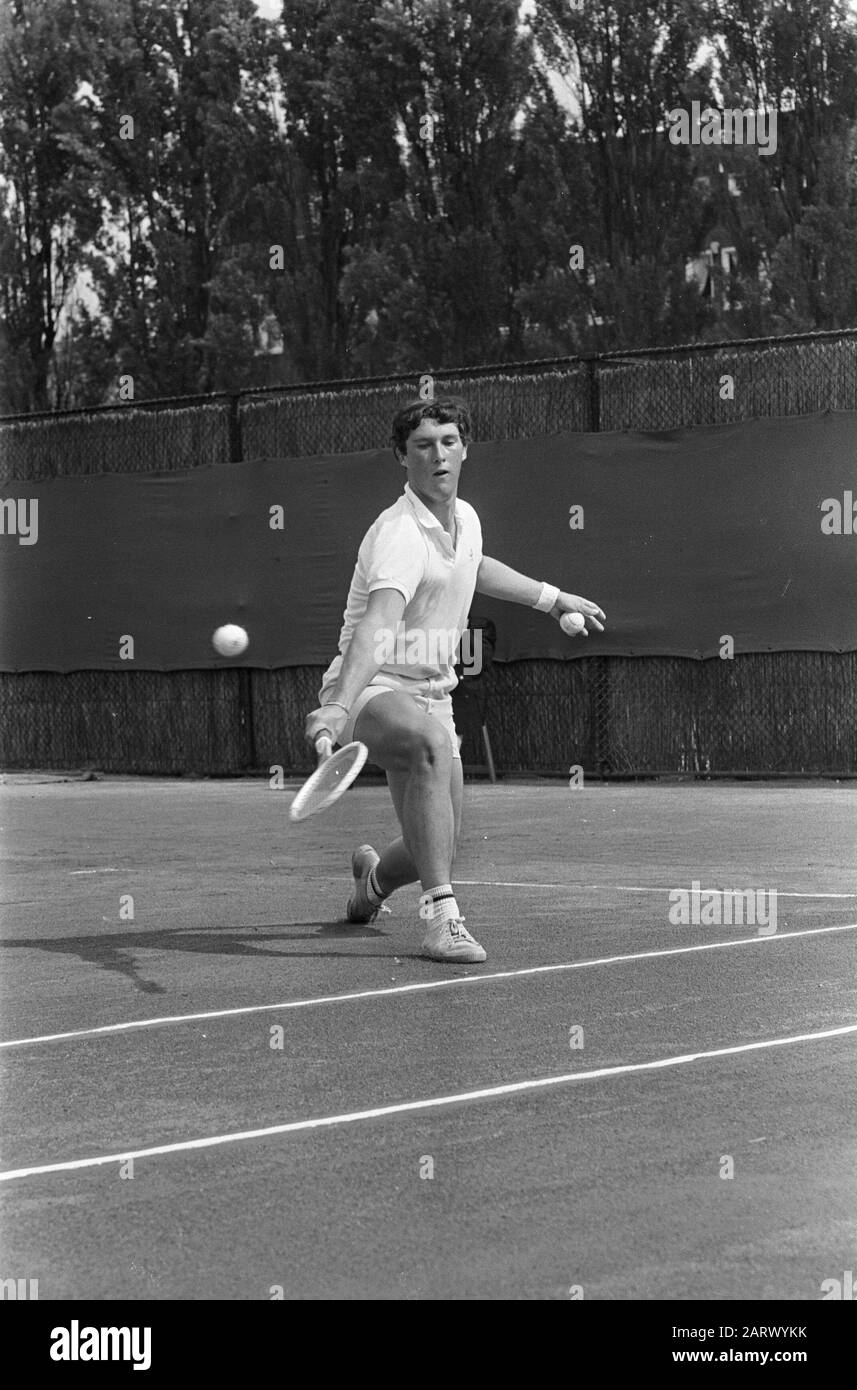 Tennis. Coupe de Galea in Amsterdam. Jan Hordijk in action Date: 18 July  1968 Location: Amsterdam, Noord-Holland Keywords: TENNIS Personal name:  Hordijk, Jan Stock Photo - Alamy
