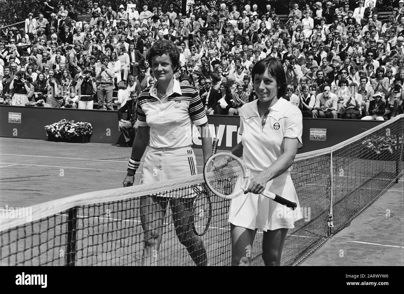 Tennis: The Netherlands versus United States in The Hague; Betty Stöve (left) and Martina Navrátilová at the end of their party Date: 6 July 1980 Location: The Hague, Zuid-Holland Keywords: tennis Personal name: Betty Stove Stock Photo