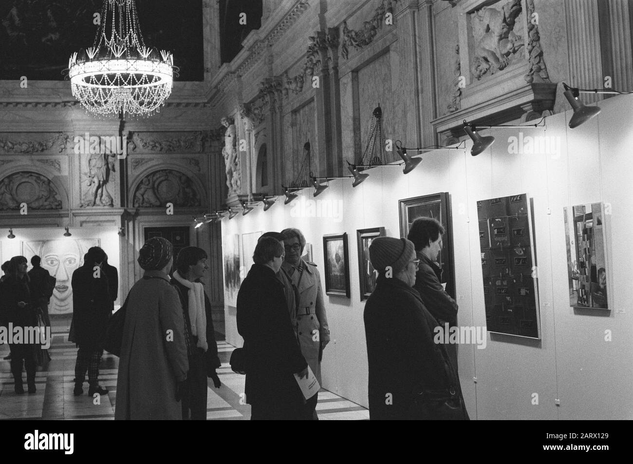 Tent. in Paleis op de Dam in A'dam of works by young artists until December 7, great interest at the tent. Date: November 27, 1980 Location: Amsterdam, Noord-Holland Keywords: ARTISTS, WORKS, exhibitions Institution name: Palace op de Dam Stock Photo