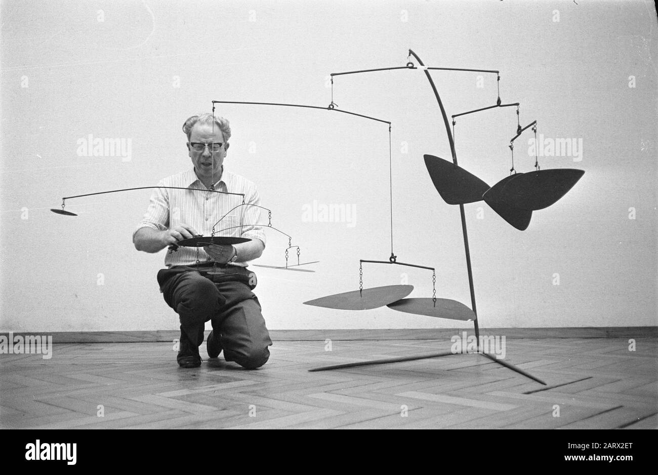 Exhibition Kinetic Plastic Am. sculptor Alexander Calder in Stedelijk Museum Amsterdam. a stable mobile is placed Date: 2 October 1969 Location: Amsterdam, Noord-Holland Keywords: MOBILES, Museums, sculptors, exhibitions Personal name: Alexander Calder Stock Photo