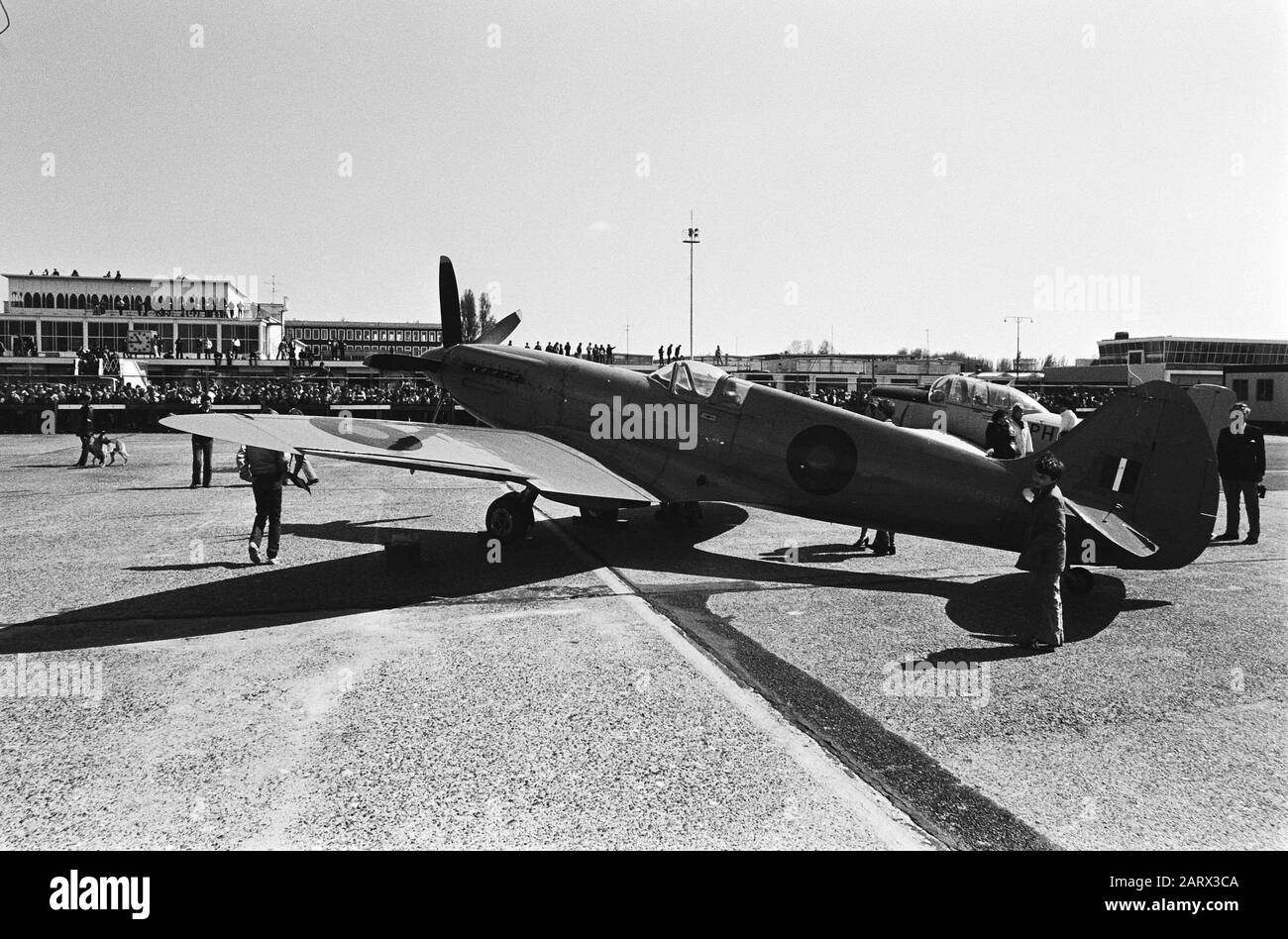 Exhibition of old warplanes at Schiphol; Spitfire PR Mk XIX photo explorer Date: 5 May 1980 Location: Noord-Holland, Schiphol Keywords: aviation, exhibitions, aircraft Institution name: Spitfire Stock Photo