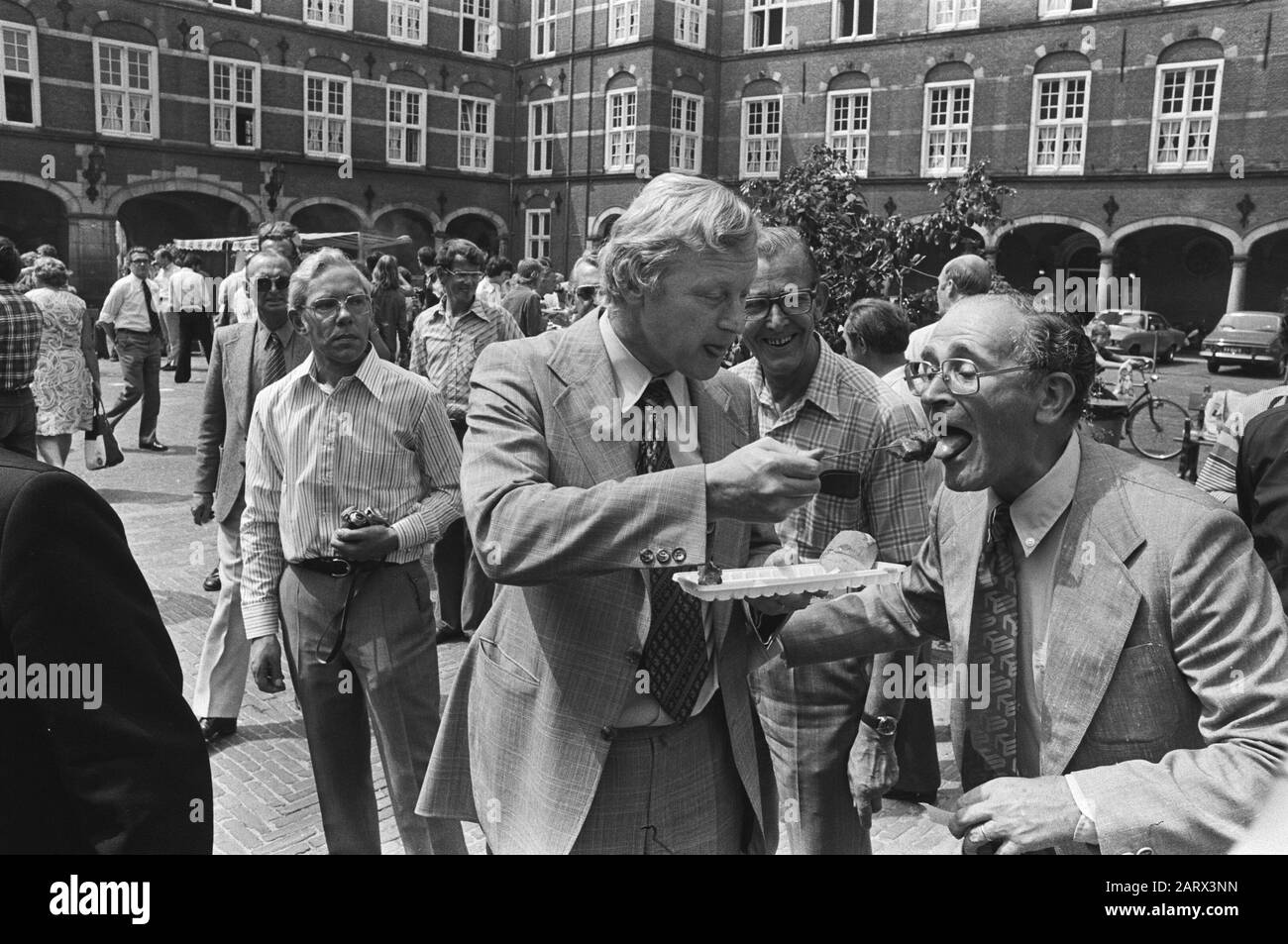 At the end of parliamentary year barbequefest at Binzen Andriessen (KVP) offers party mate Van Elzen schaslickstick to Date: June 24, 1976 Keywords: political Person name: Andriessen Institution name: KVP Stock Photo