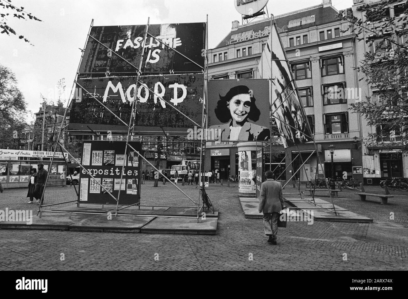 Temporary commemoration sign for the commemoration of 4 and 5 May on the Leidseplein with texts and a portrait of Anne Frank Datate: 1 May 1981 Location: Amsterdam, Noord-Holland Keywords: commemorations, portraits, texts Stock Photo