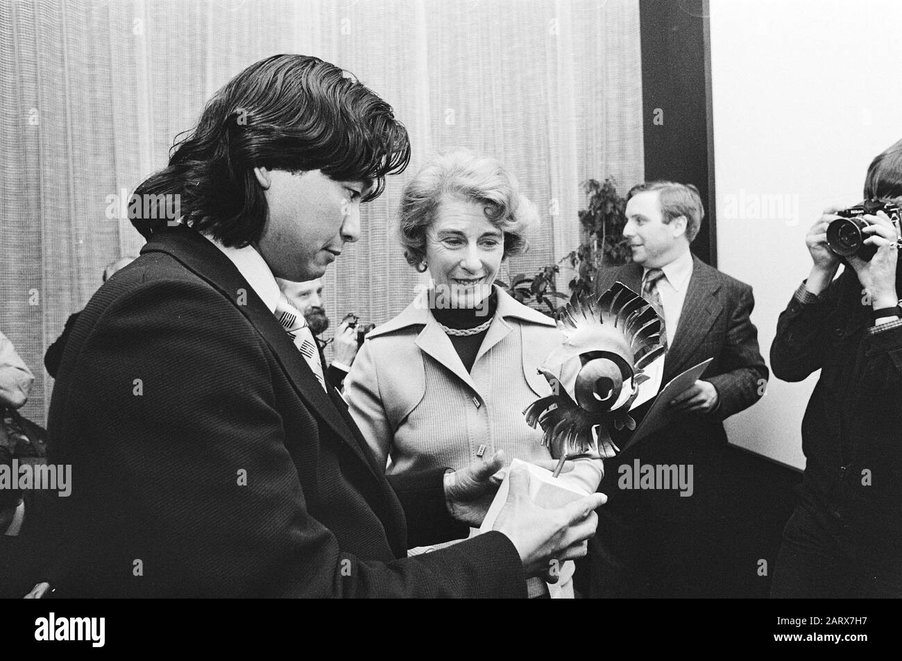 Award 1st prize World Press Photo  During the award ceremony the prize winner and ninister Gardeniers Date: April 4, 1979 Location: Amsterdam, Noord-Holland Keywords: photography, ministers, awards Personal name: Gardeniers, Til, Mikami, Sadayuki Stock Photo