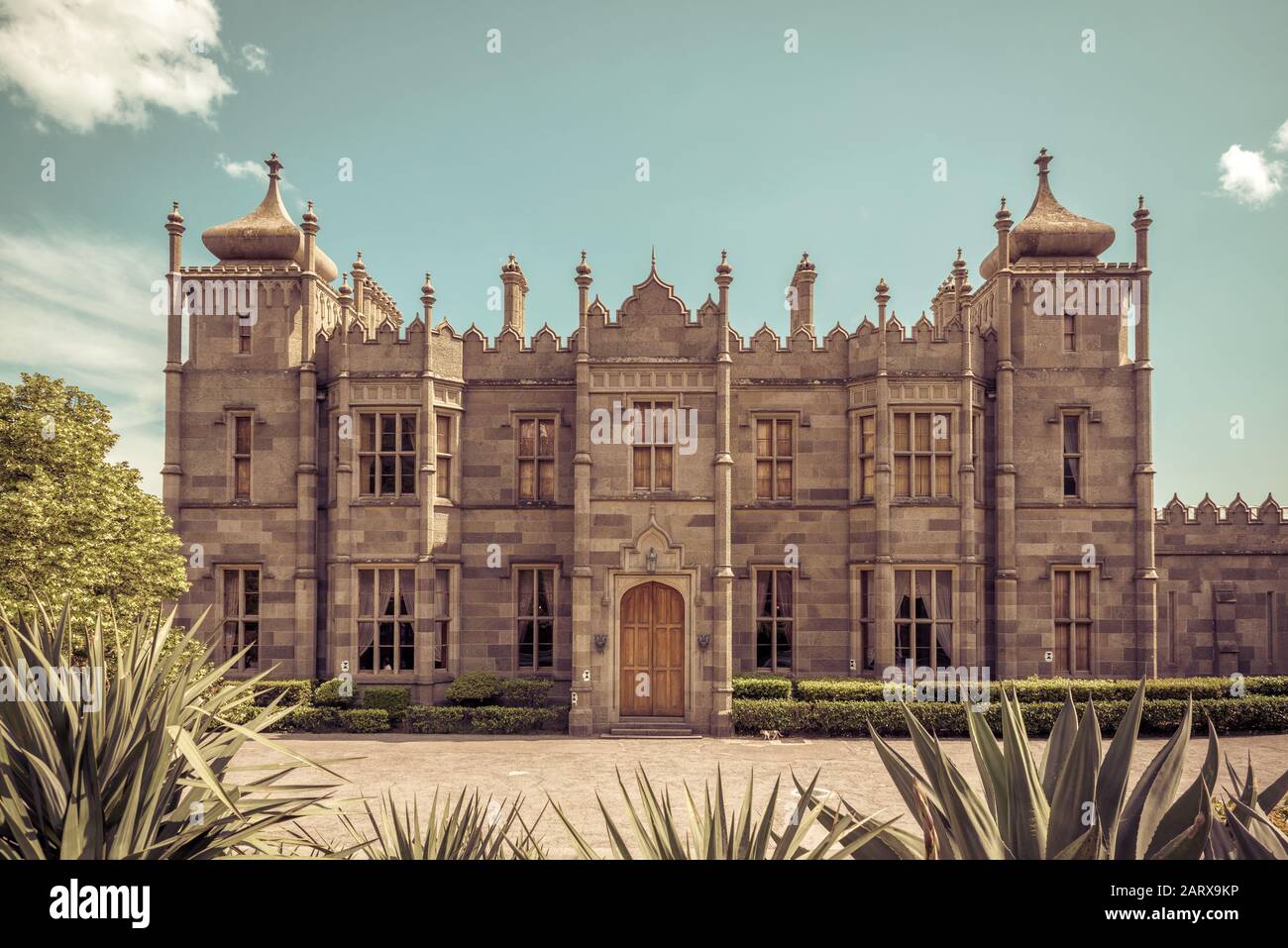 Palace front facade building villa hi-res stock photography and images ...
