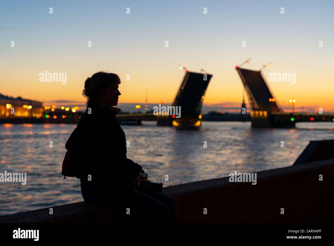 девушка на мостике. влюбленные на мосту питер. сандра манохина санкт-петербург. крыши санкт-петербурга в белые ночи. женские белые ночи.