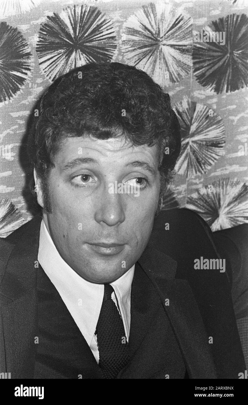 Tom Jones for TV performance in the Netherlands. Here during press conference Date: December 5, 1967 Keywords: press conferences, portraits, singers Personal name: Jones, Tom Stock Photo