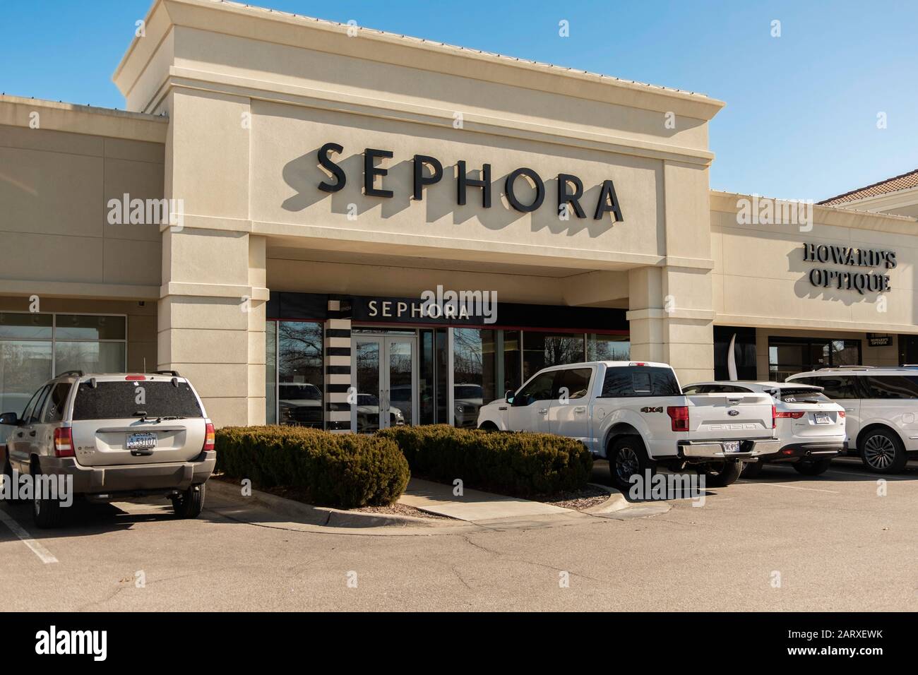 Exterior of Sephora, a high end makeup and beauty items shop. USA Stock  Photo - Alamy
