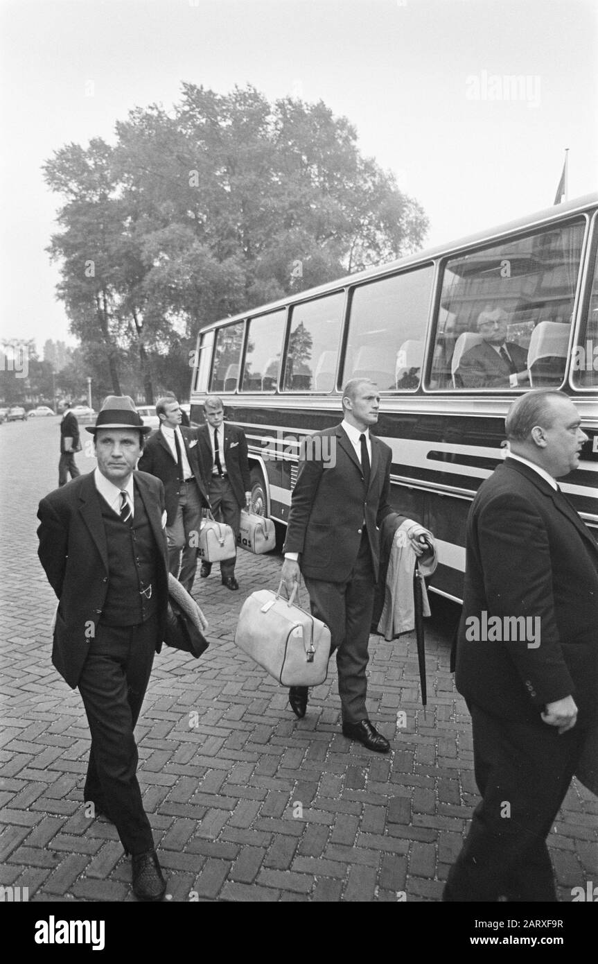 Departure of FC Nuremberg from the Hiltonhotel in Amsterdam  Trainer Max Merkel (middle) Date: October 3, 1968 Location: Amsterdam, Noord-Holland Keywords: arrival and departure, buses, trainers Personal name: Merkel, Max Institution name: Hiltonhotel Stock Photo