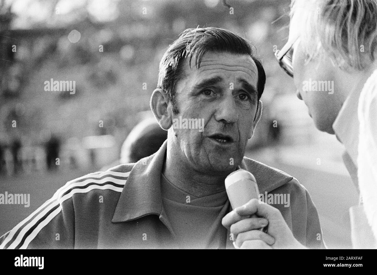 Soccer Interland West Germany-Netherlands 1-1  Trainer Knobel at the end Date: 17 May 1975 Location: Germany, Frankfurt Keywords: interlands, portraits, sports, trainers, football Personal name: Knobel, George Stock Photo