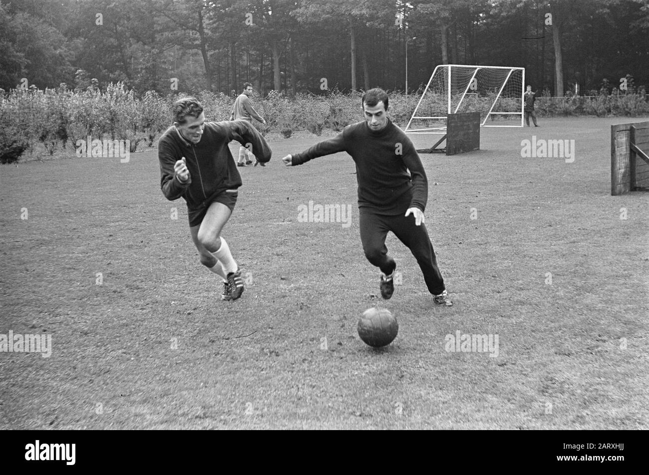 Training Dutch team. Coen Moulijn replays back Guus Haak Date: August 28, 1963 Keywords: sports, trainings, football Person name: Hook, Guus, Moulijn, Coen Stock Photo