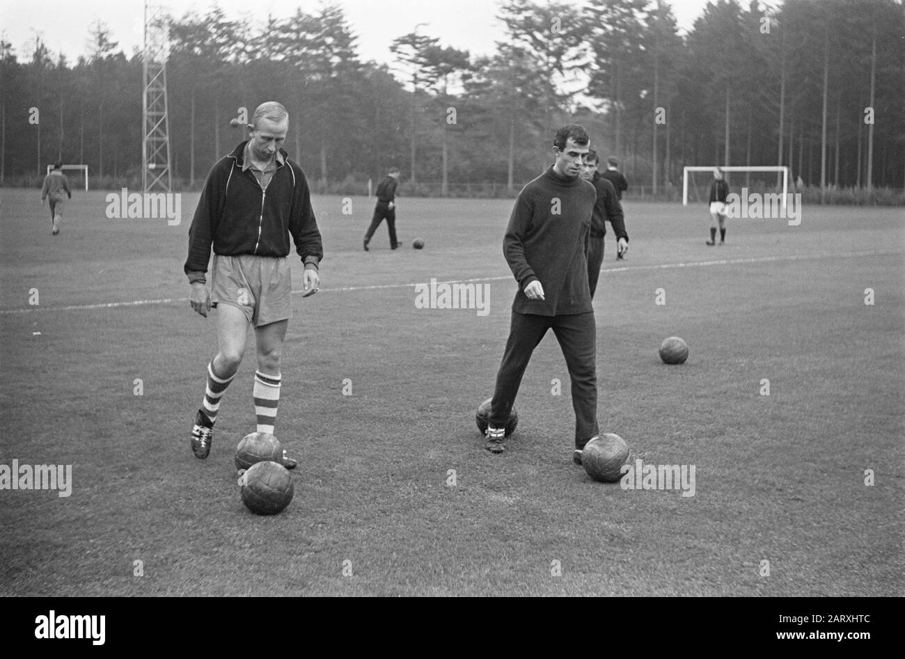 Training Dutch team. Henk Groot and Coen Moulijn (right) Date: August 28, 1963 Keywords: sport, training, football Personal name: Groot, Henk, Moulijn, Coen Stock Photo