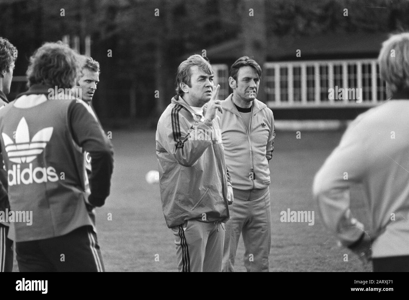 Training Dutch team in Zeist; trainers Happel (l) and Zwartkruis Date: May 12, 1978 Location: Utrecht, Zeist Keywords: TRAINERS, sport, football Stock Photo