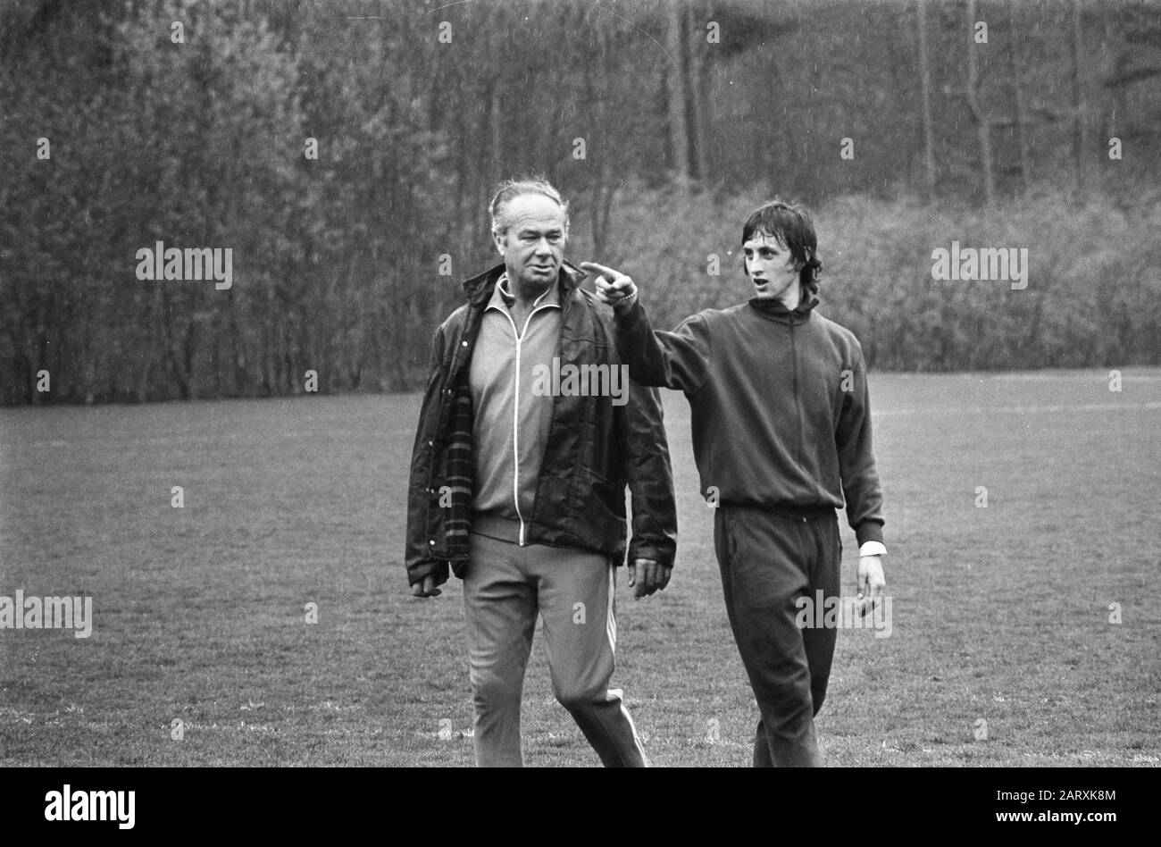 Training Dutch national team, Fadrhonc and Cruijff Date: May 1, 1973 Keywords: sport, training, football Personal name: Cruijff, Johan, Fadrhonc, Frantiques Stock Photo