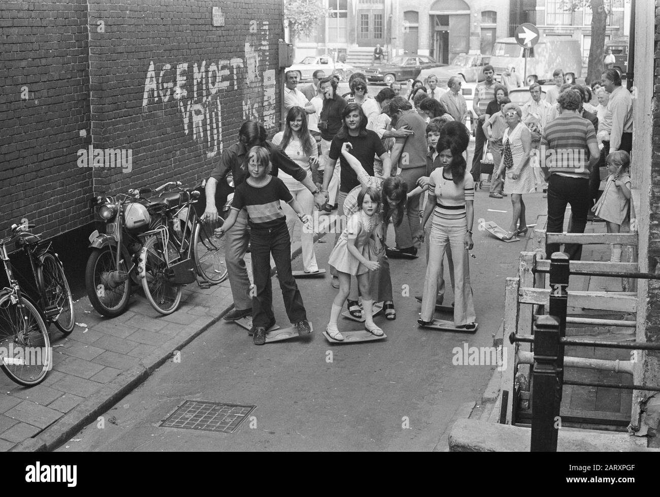 Trimming with Woopy rocker on the Amsterdam waljes, youngsters on the Woopy rocker Date: July 5, 1972 Keywords: TRIMMEN Institution name: Woopy Wip Stock Photo