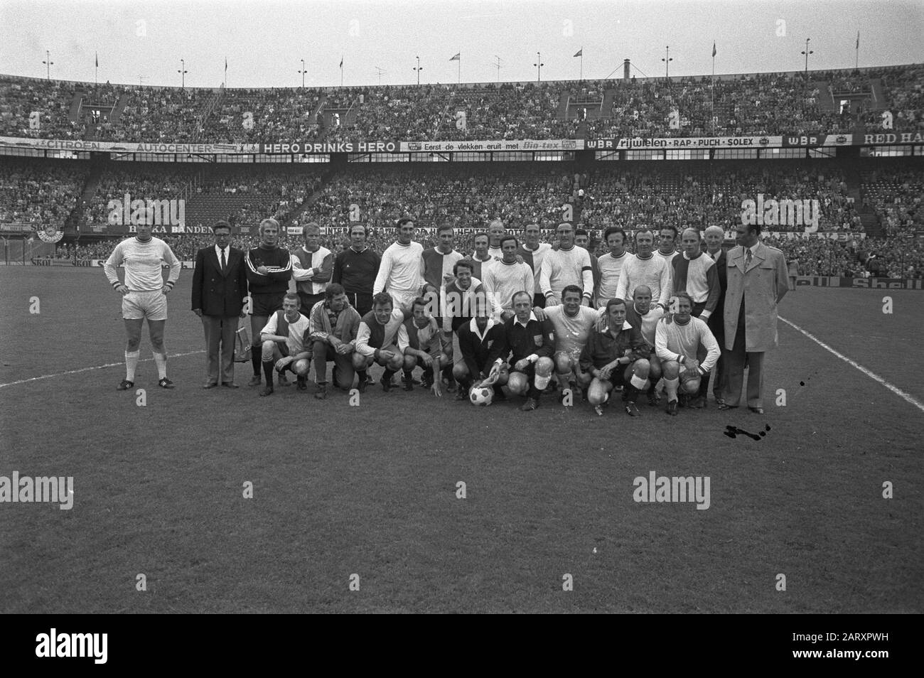 Farewell of Feyenoord footballer Coen Moulijn during a match against Uruguay  Practical match between former Feyenoord and former internationals (in white) Date: June 9, 1972 Keywords: tributes, sports, football Stock Photo