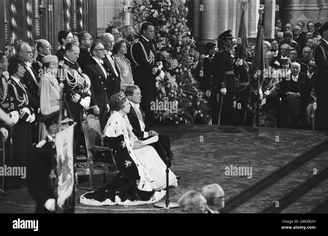 Throne change 30 April, inauguration in New Church; Queen Beatrix reads ...