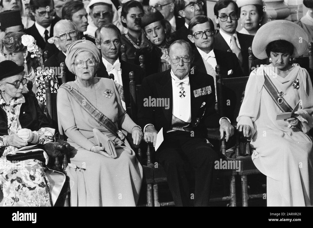 Throne change April 30, inauguration in New Church; in the foreground Mrs. van Amsberg, inses Juliana, Prince Bernhard and Princess Margriet Date: April 30, 1980 Keywords: inaugurations Personal name: Bernhard, prince, Juliana, princess, Margriet, princess Stock Photo
