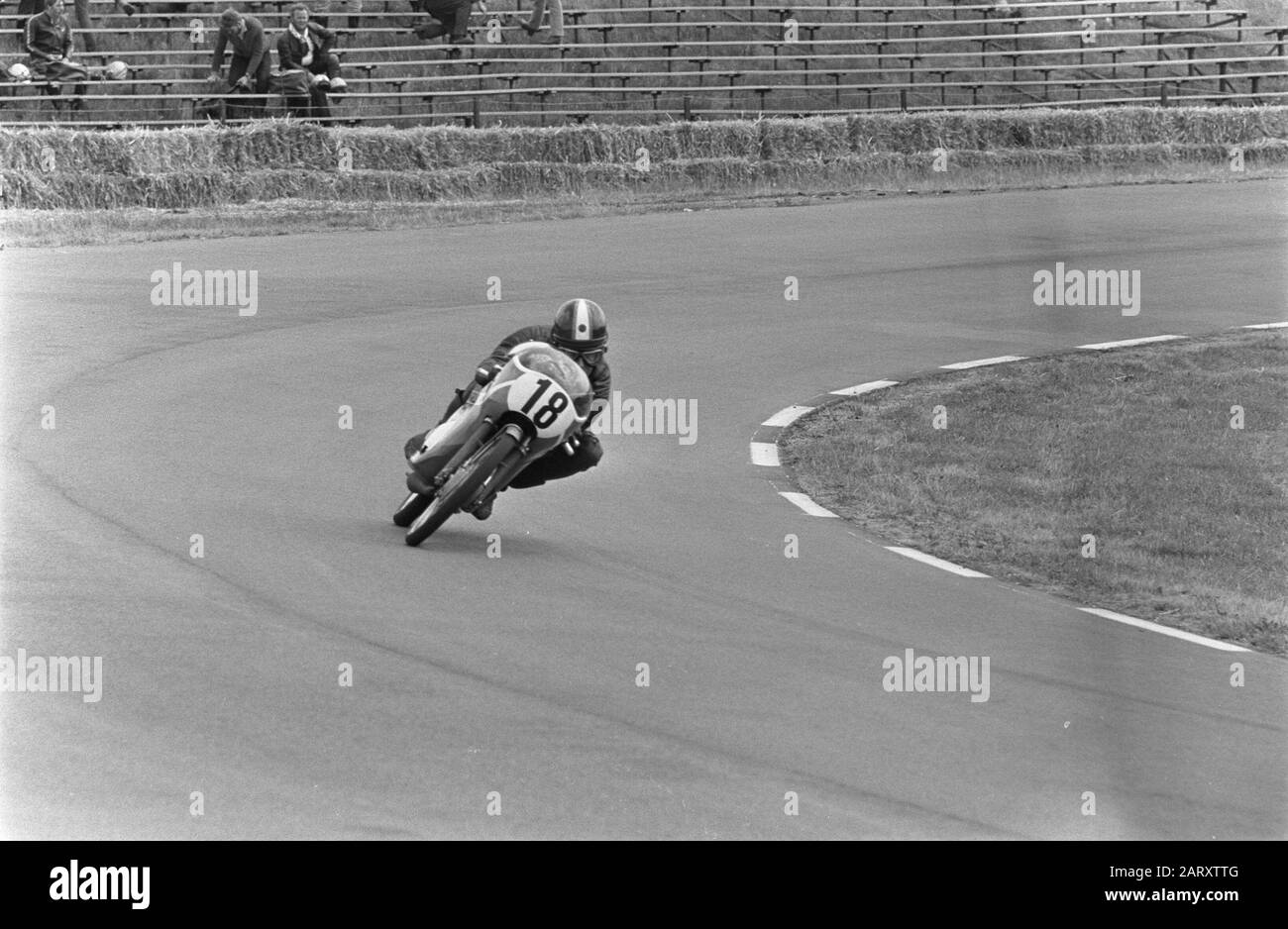 Oorzaak thema Geloofsbelijdenis TT Assen 1970 TT-races in Assen. Training 50cc: Jan de Vries on the Van  Veen-Kreidler. Date: June 25, 1970 Location: Assen Keywords: motorcycle  racing, motorcycle racing, sport Person name: Vries, Jan de (