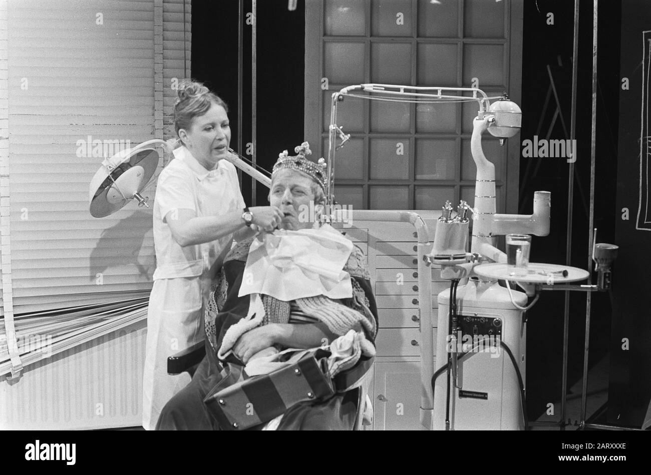 TV recording Stratemakeropzeeshow for October 3 (VARA). Wieteke van Dort (as dentist) and Aart Staartjes during recordings Date: September 10, 1974 Keywords: TV recordings Personal name: Dort, Wieteke van, Taartjes, Aart Stock Photo