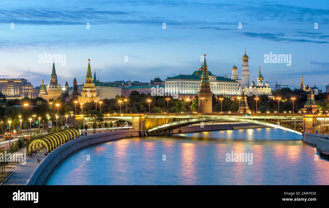 Moscow Kremlin and bridge over Moskva River at night, Russia. Panorama of the famous Moscow city center in summer evening. Ancient Kremlin is a top la Stock Photo