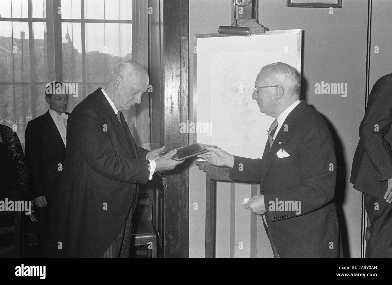 Closure of the States-General  Chairman of the Senate Mr. Jan Anne Jonkman receives a gift from Prime Minister Jo Cals Date: 17 September 1966 Location: The Hague, Zuid-Holland Keywords: gifts Personal Name: Cals, Jo, Jonkman, Jan Stock Photo