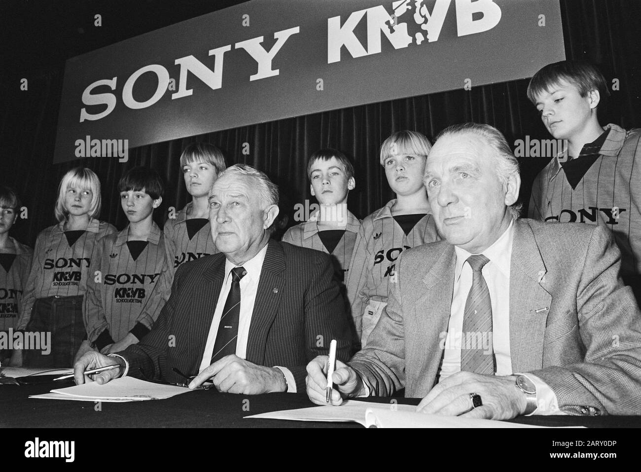 Sponsorcontract signed Sony-KNVB  Chairman of the KNVB Van Marle (l) and Mr. A. (Ton) Brandsteder of Sony (r); behind them stand youth Date: November 14, 1983 Keywords: youth, enterprises, agreements, sponsorship, football, chairmen Personal name: Brandsteder, A., Marle, J.W. of Institution Name: Sony Stock Photo