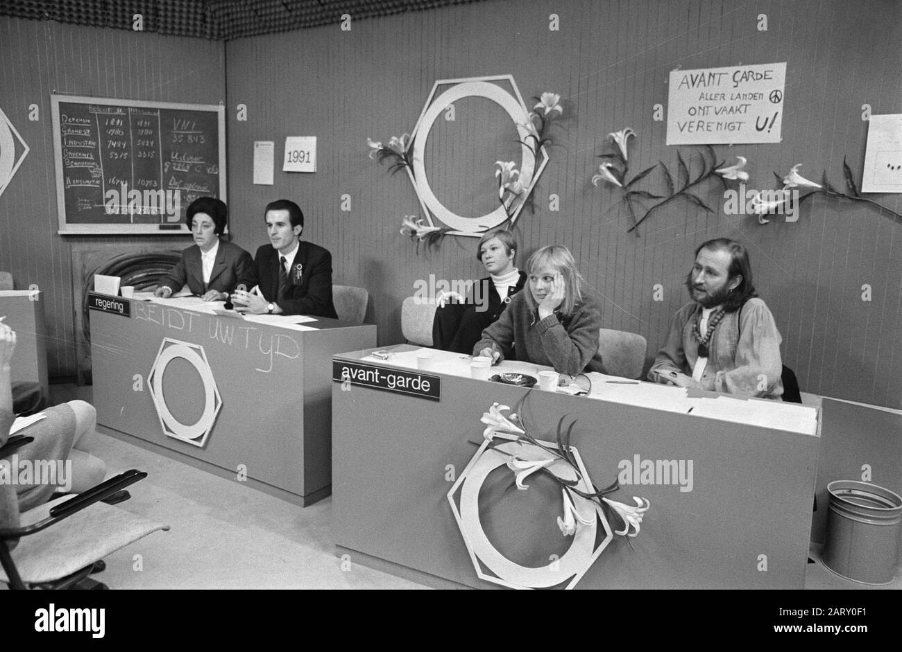 TV game of 4 hours, No World, Yes World. Government and avant-garde of the fictitious Eastern bloc country Oritle. Right Ernst Fijlbrief Date: October 15, 1969 Keywords: TV Games Personal name: File letter, Ernst Stock Photo
