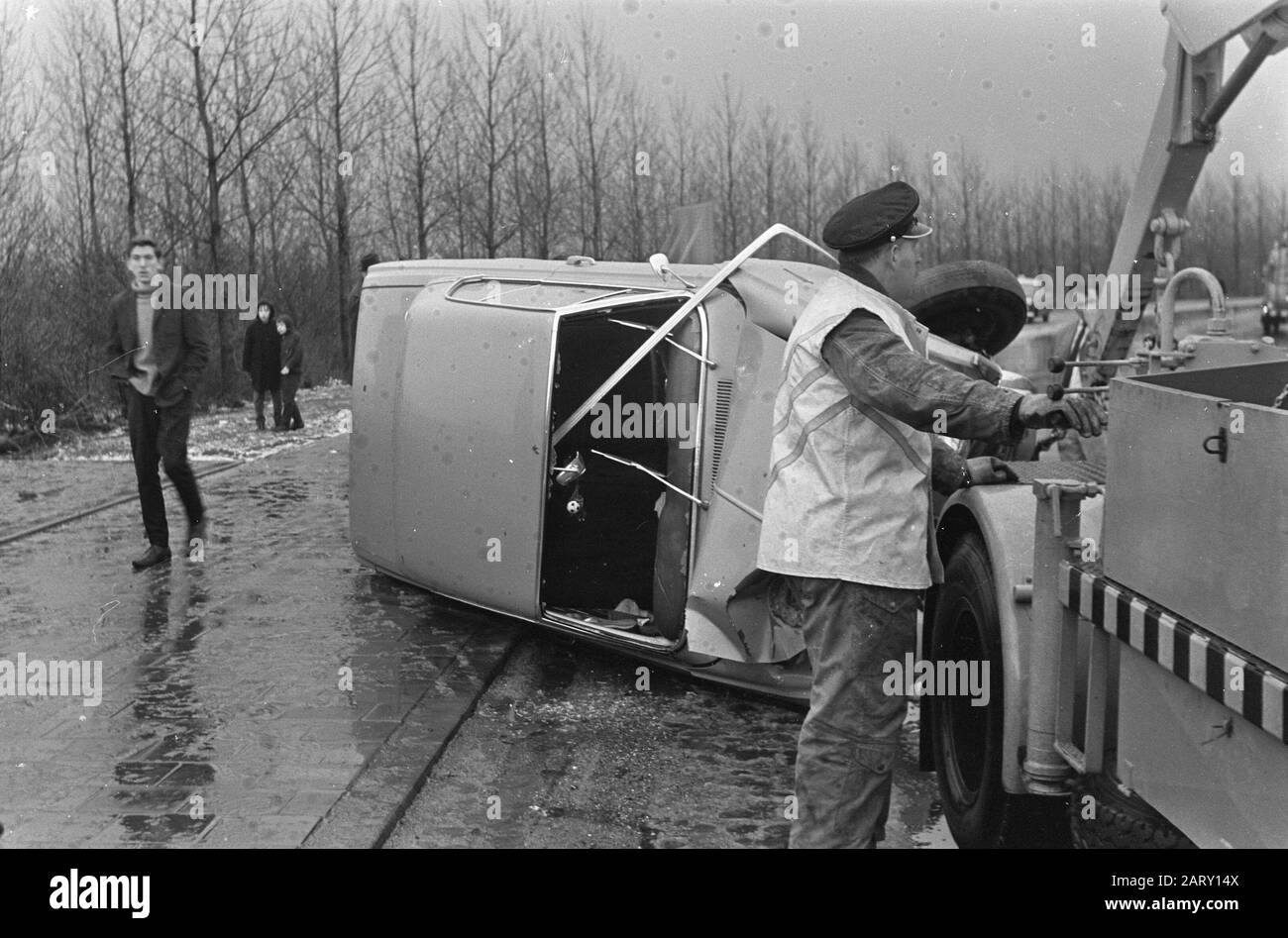 Two cars collide at Gooiseweg, the other slipped car Date: March 31, 1967 Keywords: cars, accidents Stock Photo