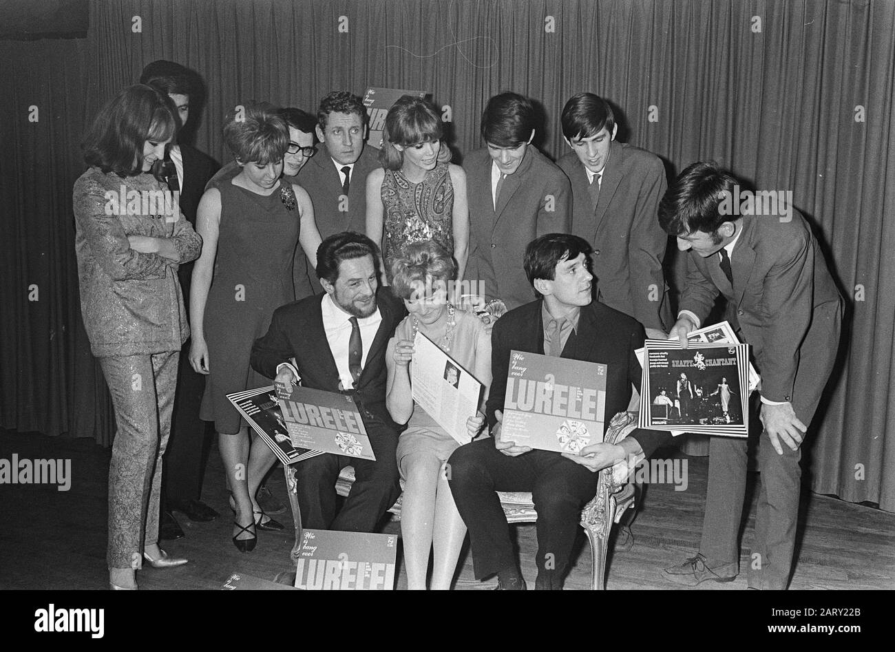 Two full-length albums published by Phonogram of Dutch cabaret groups by Lurelei and Shaffy Chantant. Standing from l.n.r. Liesbeth List; Polo de Haas; Maria Lindes; Ruud Bos; John Lanting; Loes Hamel; Kees van Kooten; Peter Bark; Eric Autumn. Sitting from l.n.r.: Wim Ibo; Jasperina de Jong; Ramses Shaffy Annotation: It was about the album Who is afraid of Lurelei and Shaffy Chantant Date: 5 January 1966 Keywords: cabaret, cabaret, gramophone records, petty arts, singers, singers Personal name: Hamel, Loes, Autumn, Eric, Ibo, Wim, Wim, Wim, Ibo Jong, Jasperina de, Lanting, John, List, Liesbeth Stock Photo