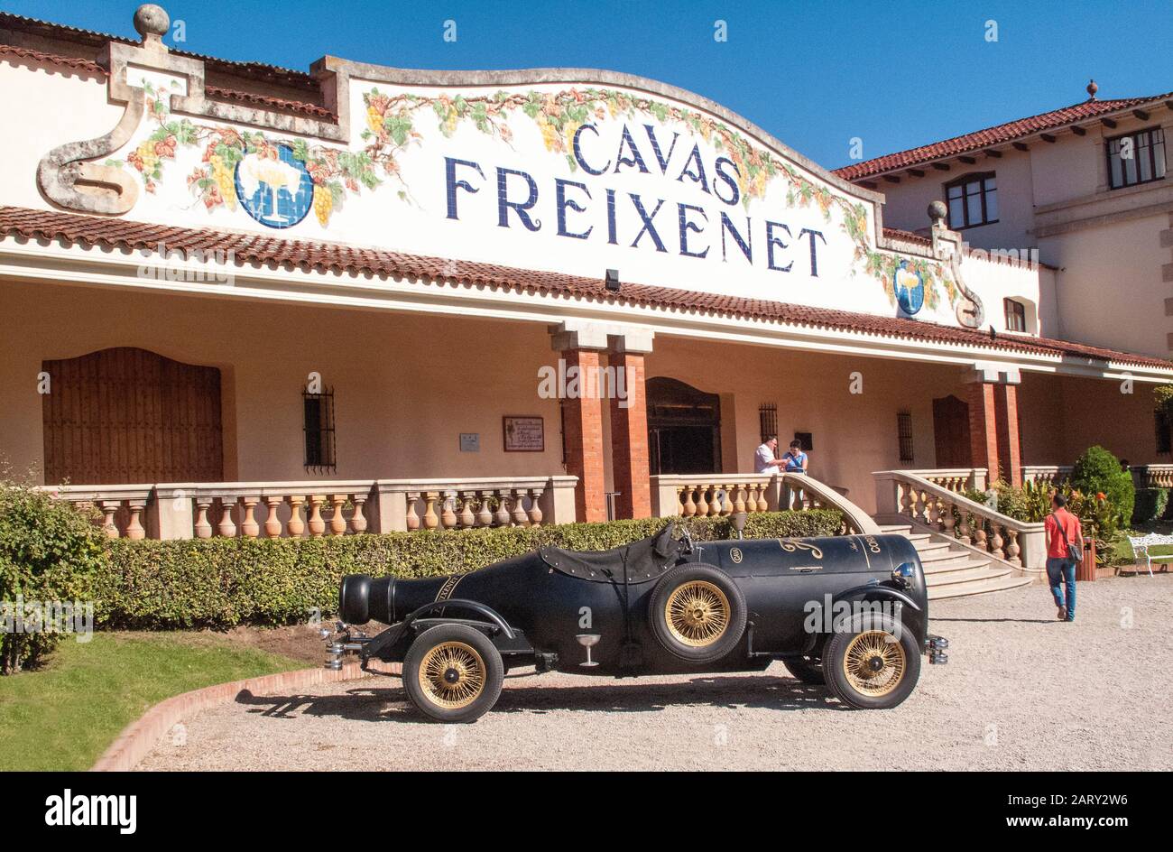 https://c8.alamy.com/comp/2ARY2W6/bottle-shaped-car-at-cavas-freixenet-at-sant-sadurni-danoia-catalonia-spain-2ARY2W6.jpg