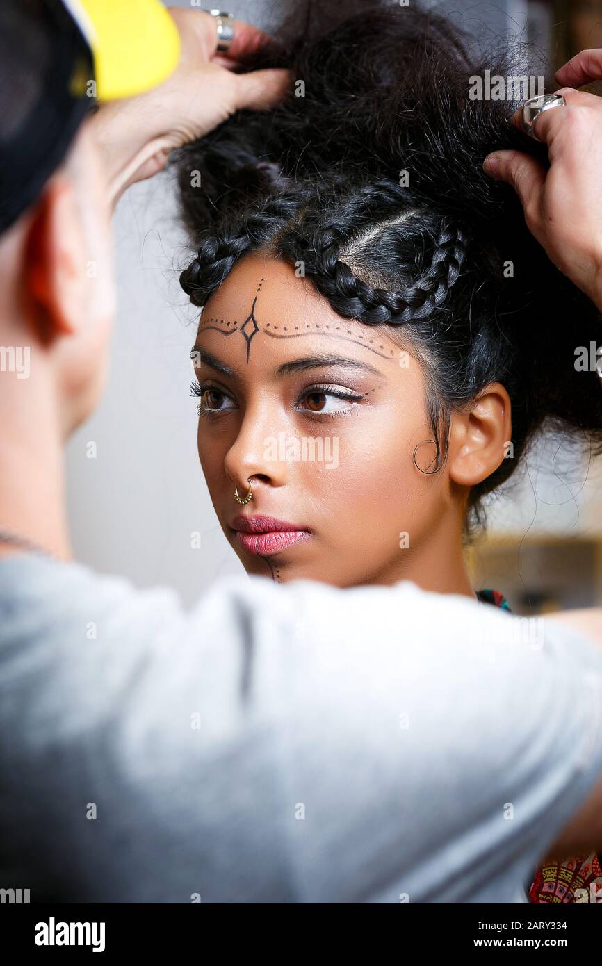 Afro model hi-res stock photography and images - Alamy