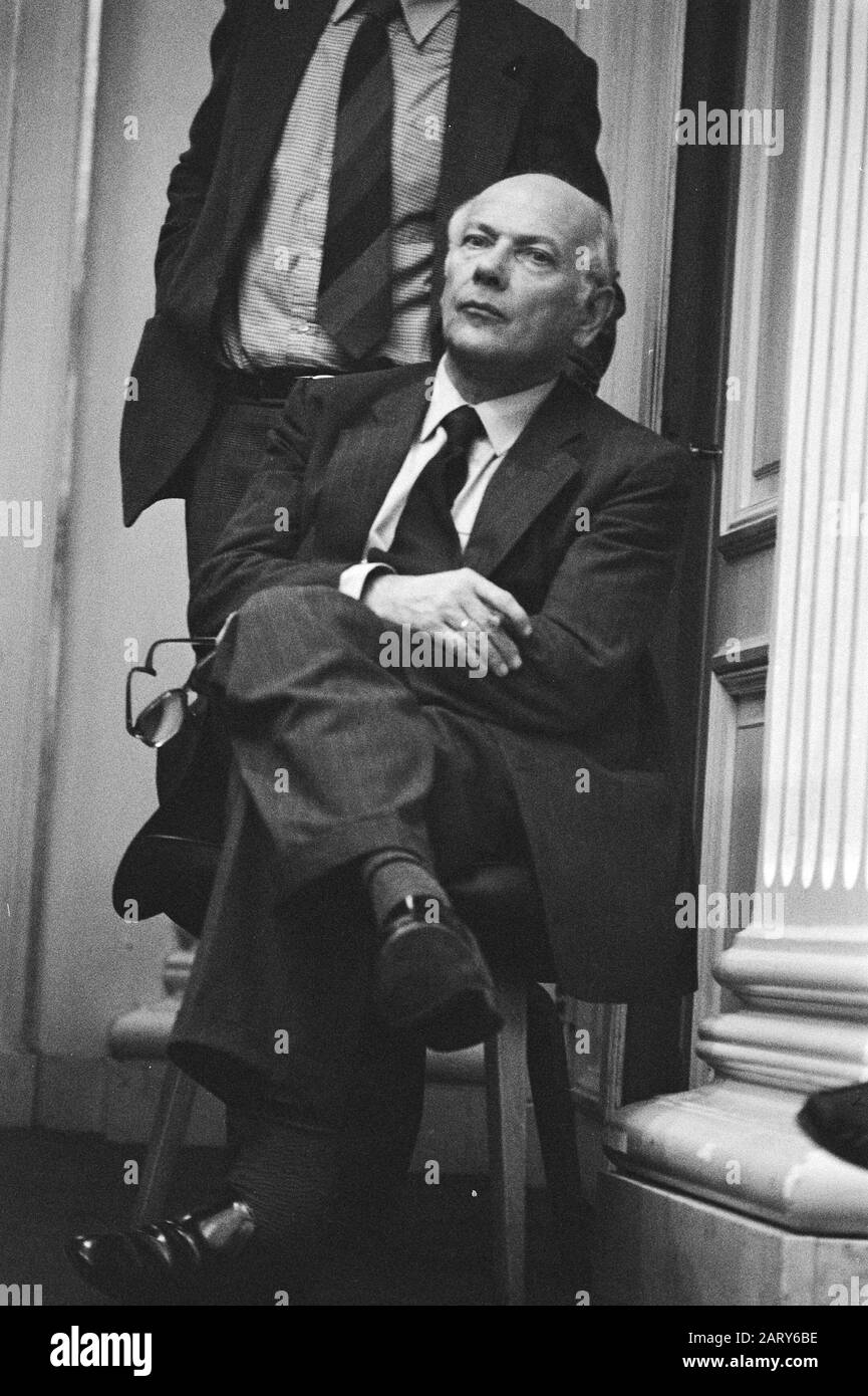 Second Chamber, general considerations, v.l.n.r.number 4, 5 Nova Salomons, Joop den Uyl and Patijn listen to Lubbers, number 2 and 3 Den Uyl Date: October 7, 1980 Keywords: CONTINUTIONS Personal name: Uyl, Joop den, Uyl, Joop den Stock Photo