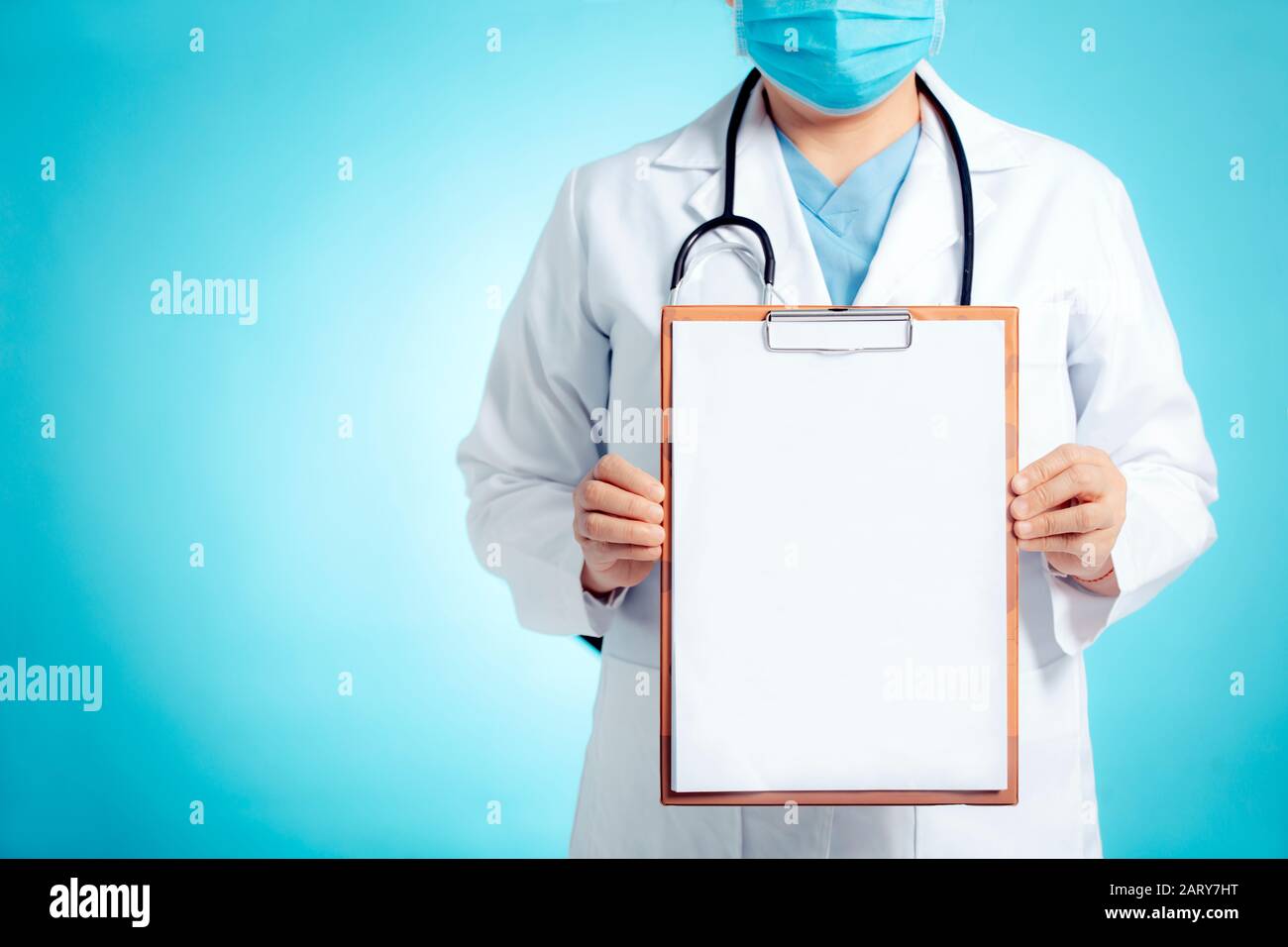 Doctor showing blank clipboard for  personal message or advice Stock Photo