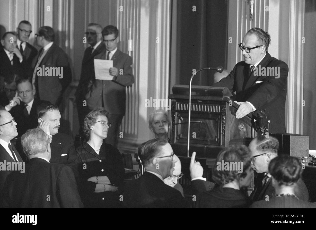 House deals with salary increase of TV staff. Behind the voice stand Vrolijk (PvdA). Next to the catheder of Ten Broecke Hoekstra (VVD), De Vink (KVP) and Berkhouwer (VVD). Standing with motion in hand Van Nizop (ARP). Date: 21 November 1961 Location: The Hague, Zuid-Holland Keywords: parliamentary debates, parliamentarians Personal name: Berkhouwer, Cornelis, Broecke Hoekstra, J.J.Th. ten, Nijerop, C. van, Vink, J.C.H.H. de, Vrolijk, Maarten Stock Photo