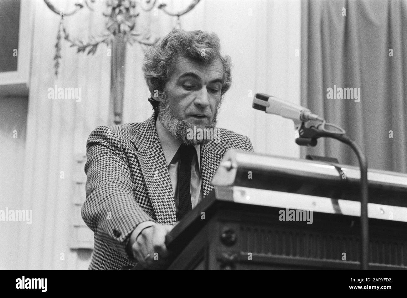 House of Representation of the CDA Member of Parliament B. de Vries as successor of J. Boersma. Jaap van der Doef (PvdA) speaks Date: November 21, 1978 Location: The Hague, Zuid-Holland Keywords: office acceptions, parliamentarians, political Person name: Doef, Jaap van der Institutionname: CDA, PvdA, House Stock Photo