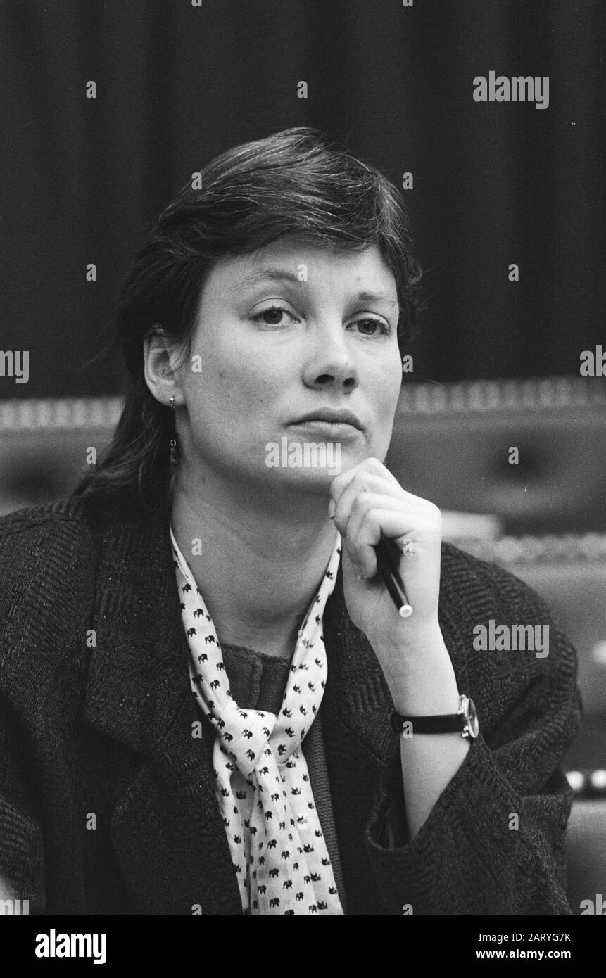 Second Chamber; debate on placement cruise missiles; PSP member Andrée van Es Date: 12 November 1985 Location: The Hague, Zuid-Holland Keywords: debates, cruise missiles Personal name: Es, Andrée van Institution name: Second Chamber Stock Photo