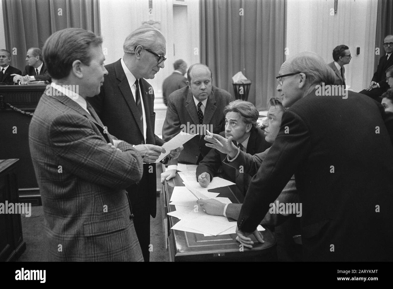 House votes on various motions submitted to nota-defense, deliberation motion submit. Wieldraaijer, Wierda, Janssen, Imkamp, Van Mierlo, Franssen Date: 6 November 1969 Location: The Hague, Zuid-Holland Keywords: debates, politicians, political Person: Franssen, H.M., Imkamp, Mierlo, H.A.F.M.O. van, Wieldraaijer, E.R. Stock Photo