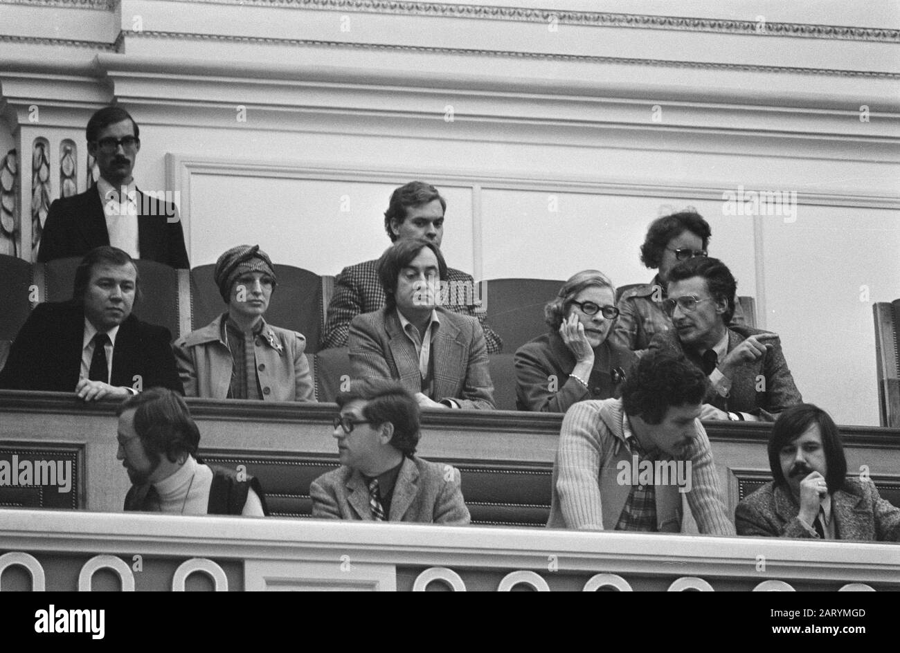 House of Housing; in public gallery of state secretary Van Dam, Liesbeth List, Cees Nooteboom, Mary McCarthy and Harry Mulisch/Date: 4 November 1975 Keywords: State secretaries, stands Personal name: Cees Noteboom Stock Photo