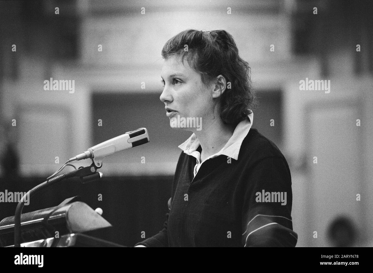 House of the House of the Queen; Andrée van Es (PSP) for the floor Date: October 18, 1984 Keywords: budgets, politics, lectures Personal name: Es, Andrée of Institution name: PSP Stock Photo