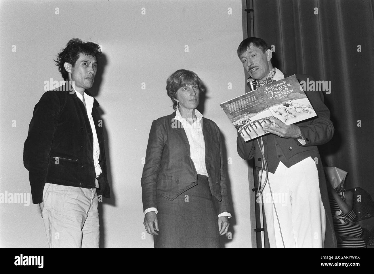 Award by Martin Brozius of the Golden Granger to Els Pelgrom and the Golden Brush to Thé Tjong-Khing Date: October 2, 1985 Keywords: children's books, awards Personal name: Brozius, Martin, Pelgrom, Els, Thé Tjong-Khing Stock Photo