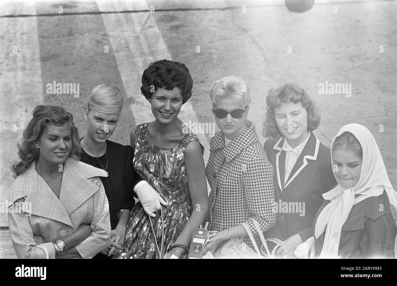 Departure to Palermo of the beauty queen from l.n.r. miss Belgium (Michele Goethals?) , Miss Denmark, Miss Holland (Peggy Erwich), Miss Luxembourg, Miss Iceland, Miss... [TEXT NOT COMPLETE] Date: July 29, 1959 Keywords: misselections, women Personal name: Erwich, Peggy Stock Photo