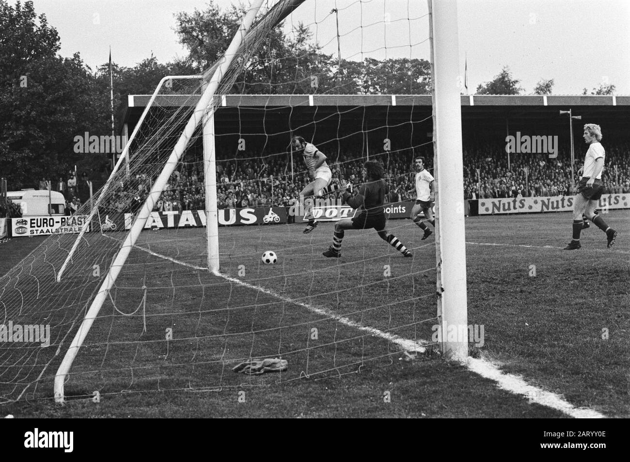 Vitesse Against Vvv 0 0 Herman Veenendaal Vitesse Passes Goalkeeper Eddy Sobczak But Headlines Next To Date June 5 1976 Location Arnhem Keywords Sport Football Football Personal Name Sobczak Eddy Veenendaal Herman Institution