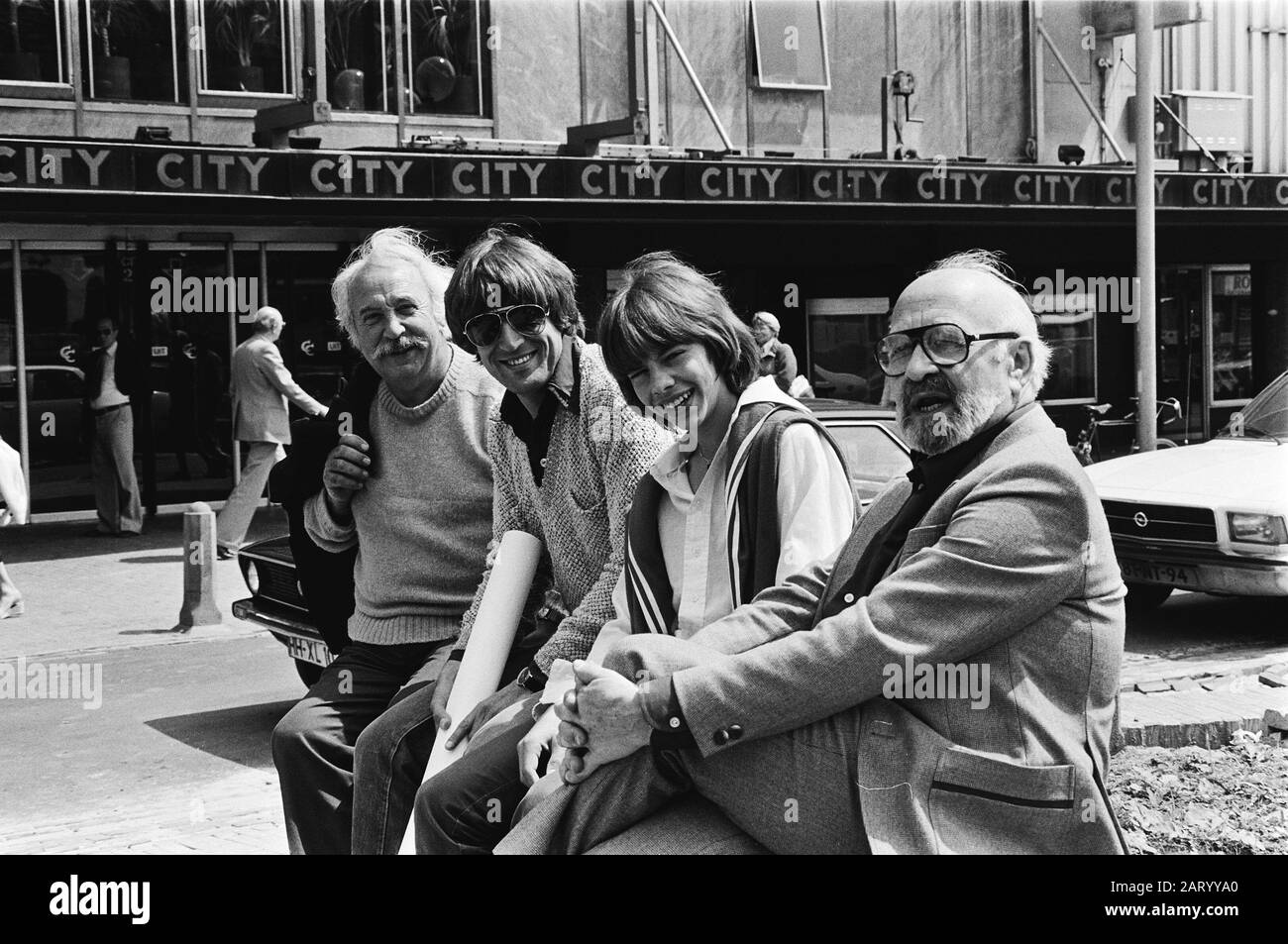 Protagonists at the premiere of Martijn and the Magier at the City-Theater in Amsterdam  V.l.n.r. Lex Goudsmit, Jeroen Krabbé, Bart Gabrielse (Martijn) and Alexander Pola Date: 3 July 1979 Location: Amsterdam, Noord-Holland Keywords: actors, cinemas, films, premieres Personal name: Gabrielse, Bart, Goudsmit, Lex, Krabbé, Jeroen, Pola, Alexander Stock Photo