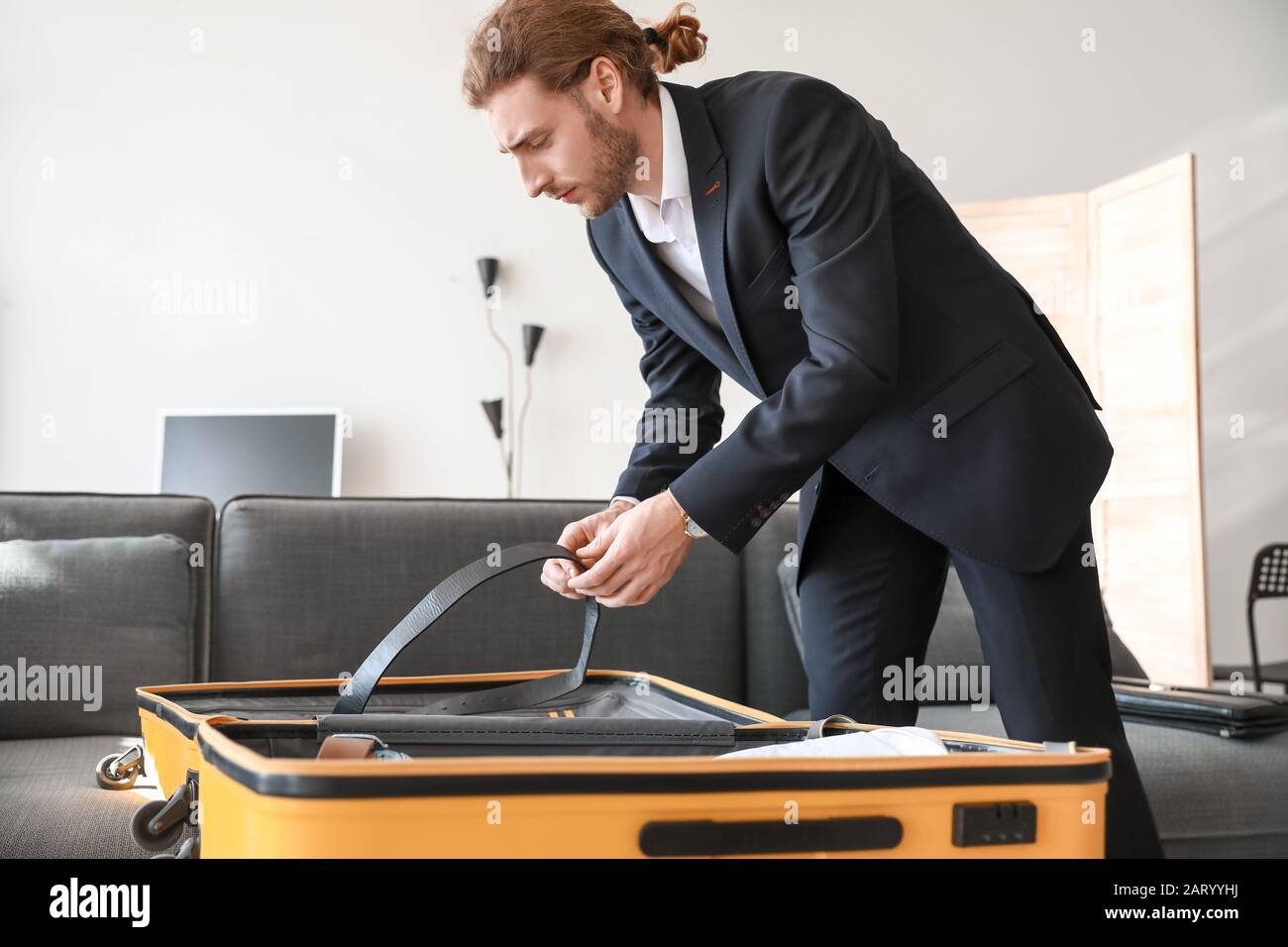 Packing things hi-res stock photography and images - Alamy