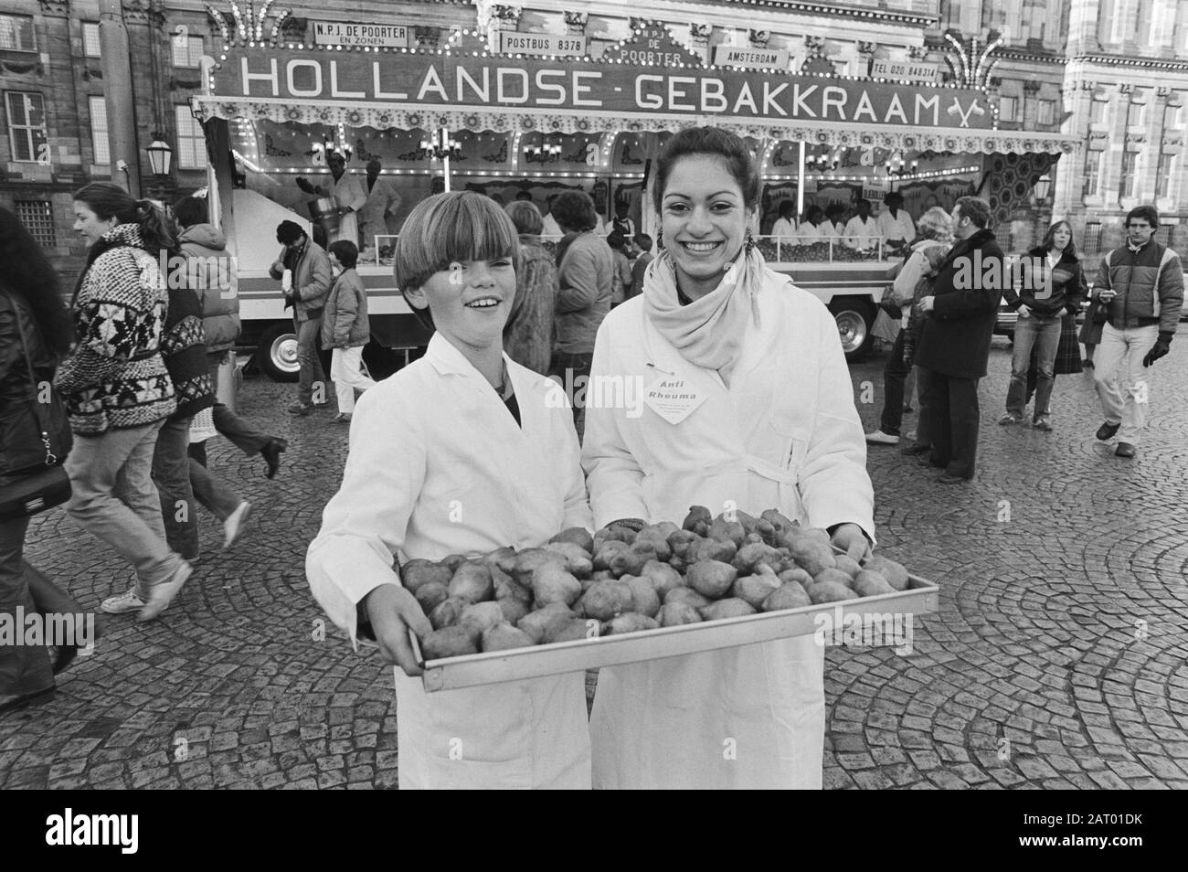 Immediately after Christmas Saturday the sale of oil bulbs started, oil bulbs sellers on the Dam in Amsterdam Date: 27 December 1980 Location: Amsterdam, Noord-Holland Keywords: OIL BOOL, Christmas, sales Personal name: Start Stock Photo