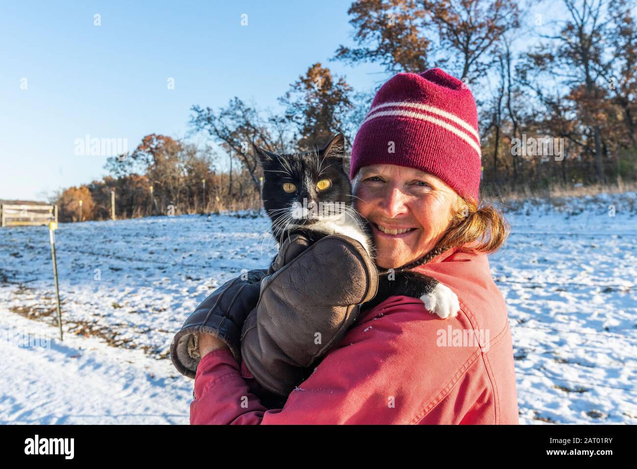 Woman in red beanie white hi-res stock photography and images - Alamy