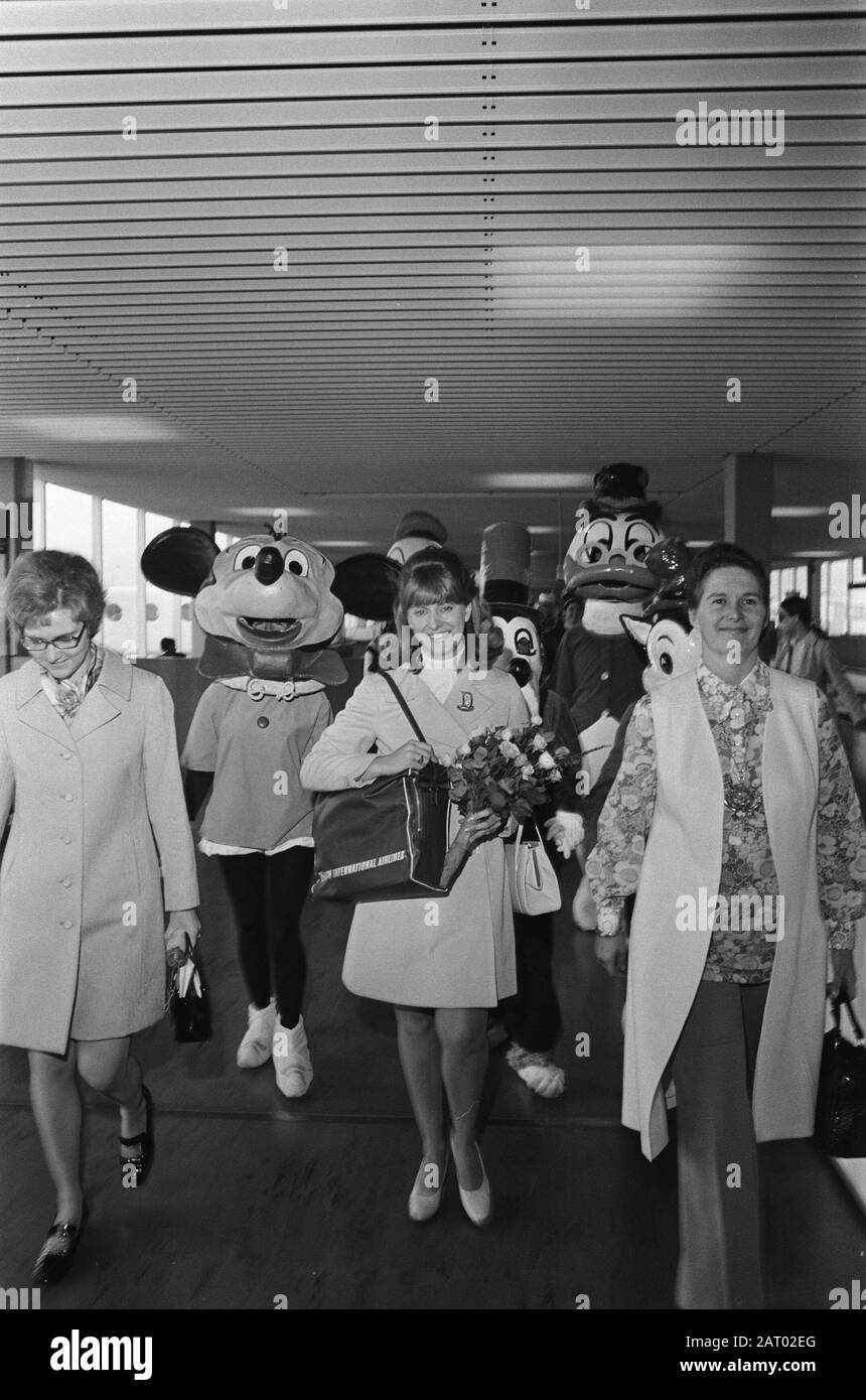 Disneylandambassador Cathy Birk arrives with some Disney animals at