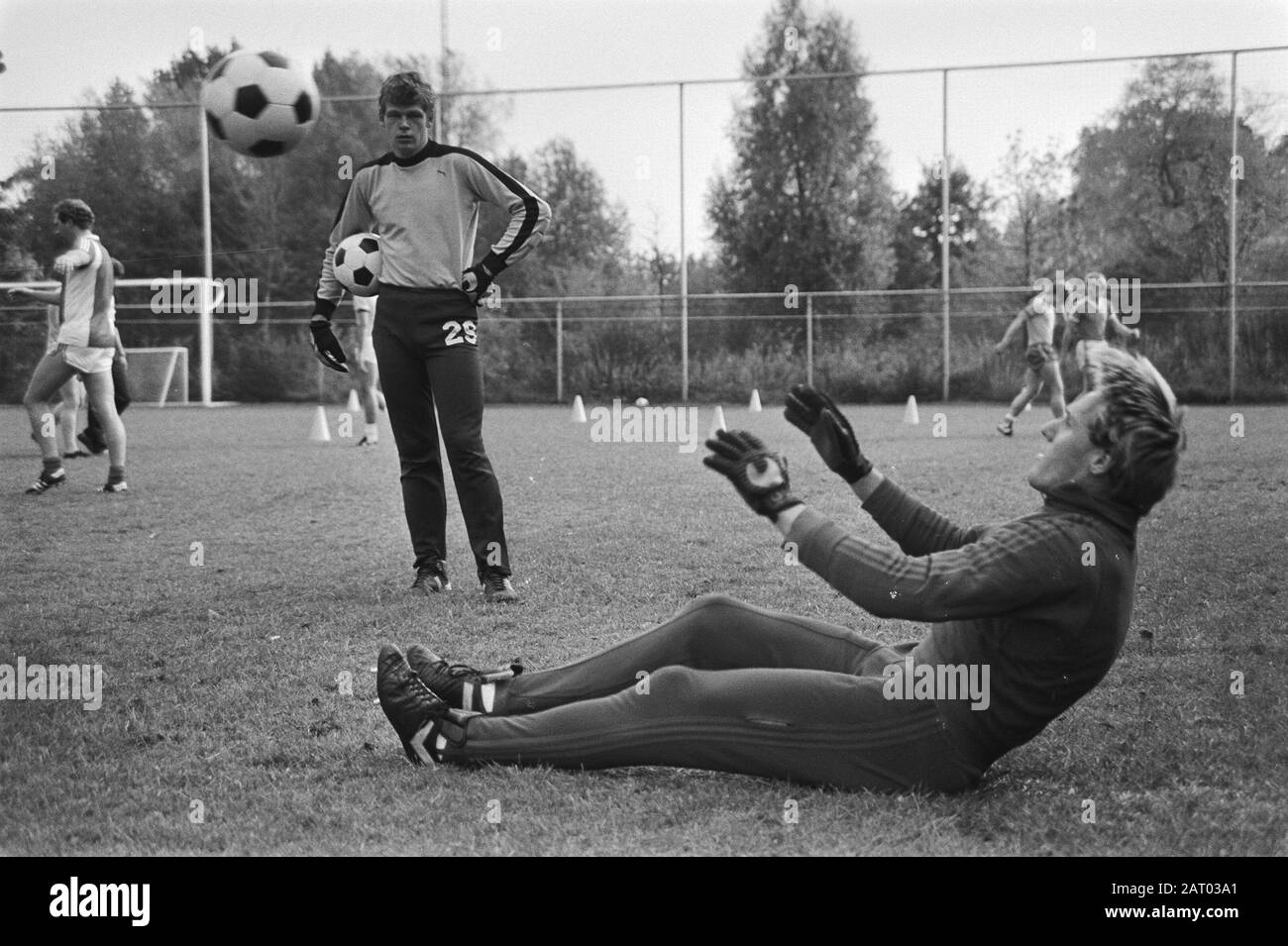 Training of FC Utrecht in connection with the UEFA cup match next Wednesday  Goalkeeper Van Breukelen during training Date: September 28, 1981 Keywords: goalkeeper, sports, trainings, football Personal name: Breukelen, Hans van Institutioningsname: FC Utrecht Stock Photo