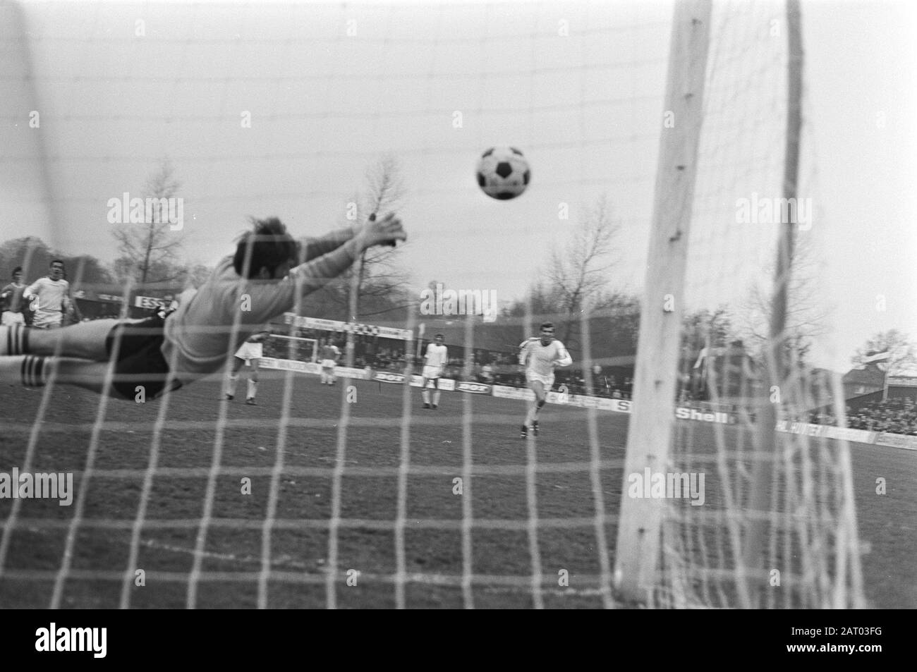 Football match for the quarterfinals of the KNVB cup RCH - Sparta: 1-4  Goal of Sparta Date: 7 April 1971 Location: Heemstede, Noord-Holland Keywords: goals, goalkeepers, players, sport, football Institution name: KNVB, Sparta Stock Photo